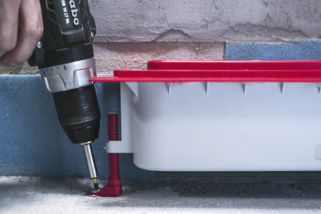 Der Bauzeitenschutzdeckel mit umlaufender Abziehkante für den Estrich, werkzeuglos um 90 mm höhen-verstellbare Füße sowie das innovative Montage-Pad beschleunigen und vereinfachen den Einbau.