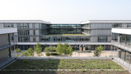 Falls durch langanhaltende Niederschläge die Speicherfähigkeit des Gründachs überschritten wird, ist eine zuverlässige Entwässerungstechnologie notwendig.