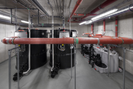 Blick in den "Maschinenraum" der neuen Mensa Garching: Links ein Fettabscheider aus Polyethylen Ausbaustufe 3 und rechts eine Doppel-Hebeanlagen in Parallelbauweise, beide von ACO Haustechnik.