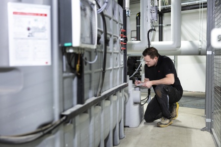 DIN EN 1825 und DIN 4040-100 empfehlen, Fettabscheider in Intervallen von maximal vier Wochen zu entleeren, zu reinigen und wieder zu befüllen, sofern sie korrekt ausgelegt und betrieben werden.