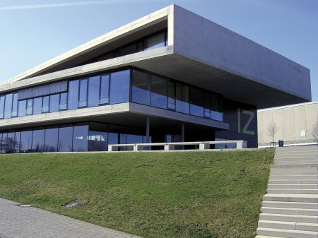 Das Thema Sicherheit hat höchste Priorität bei der Planung und Ausführung der Flachdachentwässerung. Es gelten die hohen Sicherheitsanforderungen der Normen DIN EN 12056-3 und DIN 1986-100.