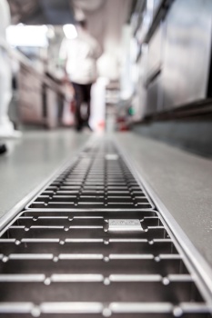 In Bereichen mit Feuchtigkeit, Reinigungsmitteln oder ölhaltigen Rückständen muss ein Entwässerungssystems mit der erforderlichen Rutschhemmung geplant und realisiert werden.