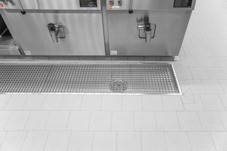 In Großküchen, Produktionshallen oder Technikzentralen mit beengten oder verwinkelten Raumstrukturen lassen sich Standardrinnen oft nicht ohne Weiteres integrieren. Die ACO Kastenrinne erfüllt die unterschiedlichsten Anforderungen mit der Verfügbarkeit zahlreicher Längen, Breiten und Höhen.