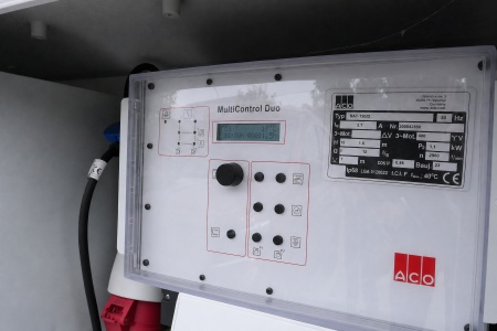 Die Überwachung und Steuerung übernimmt das Schaltgerät ACO MultiControl Duo mit integriertem Wartungszähler. Es überwacht den Pumpenbetrieb kontinuierlich und unterstützt einen sicheren sowie wirtschaftlichen Anlagenbetrieb.