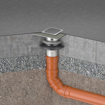 Der Bodenablauf ist für den Einbau in Bodenplatten geeignet. In Kombination mit einem FRANK Mauerkragen ermöglicht er eine gas- und wasserdichte Anbindung an die Bodenplatte, insbesondere bei Ausführungen in WU-Beton. Die umlaufende Gummidichtung umschließt den Ablaufkörper formschlüssig und verhindert zuverlässig das Eindringen von Feuchtigkeit und Radon. Ein Direktanschluss an gängige Kunststoffrohre ist möglich.