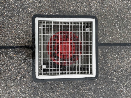 Ein wesentlicher Bestandteil des Entwässerungssystems sind die beheizbaren Flachdachabläufe mit Brandschutzeinsatz (DN70) und verriegelbarem Aufsatzkasten (Belastungsklasse M125). 