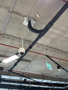 Das Rohrsystem für die Parkdeck-Entwässerung besteht aus feuerverzinktem ACO GM-X Stahlrohr mit zusätzlicher Innenbeschichtung und Muffenverbindungen. Bauseitiges Dämmmaterial der Rohrleitung verhindert die Bildung von Kondensat. 