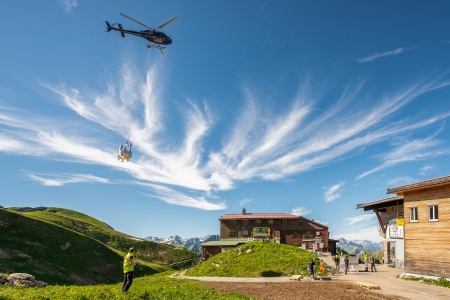 Spektakulärer Nebeneffekt im Vorfeld des Anlageninstallation: Sowohl der Fettabscheider als auch das Zubehör wurden per Helikopter angeliefert (Video auf https://bit.ly/3h7Bewn).