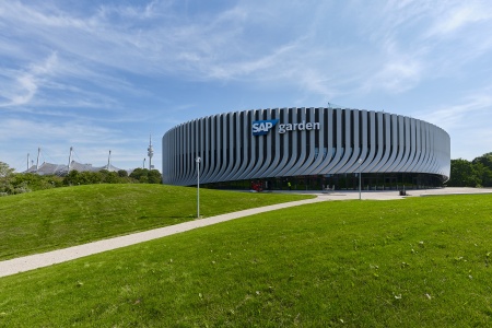 Der neue SAP Garden im Olympiapark München integriert sich mühelos in die weltberühmte, denkmal-geschützte Zeltdach-Architektur, die Günter Behnisch für die Olympischen Spiele 1972 entworfen hatte.