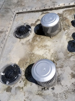 Die Haupt- bzw. Regelentwässerung erfolgt als Unterdruckentwässerung mit Abläufen ACO Jet in DN 100. Für die Notentwässerung wurden speziell angepasste ACO Spin Abläufe in DN 200 als Freispiegelentwässerung verbaut.