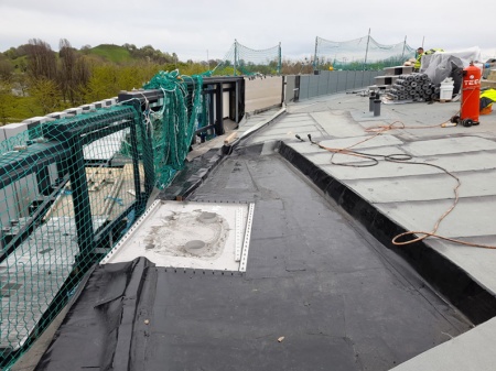 Die maßgeschneiderten Entwässerungswannen mit integrierten Regel- und Notabläufen verfügen über einen umlaufenden Pressdichtungsflansch, der eine sichere Anbindung an die bituminöse Abdichtung des Dachs ermöglichte.