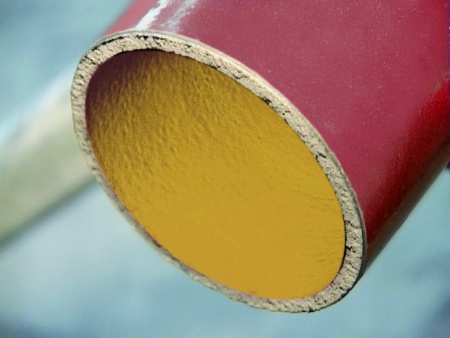 Werkstoff der ACO SM-X Rohre ist eine Eisen-Kohlenstoff-Legierung mit hohem, in der Grundmasse lamellenartig und fein verteilt eingelagertem Graphitanteil. Das Material verfügt über hohe Festigkeit, Verschleissfestigkeit, Temperaturbeständigkeit, hervorragende Korrosionsbeständigkeit und ein sehr hohes Dämpfungsvermögen.