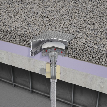 Die Kombination von wasserundurchlässigem Beton und Edelstahl-Durchführungen ermöglicht eine effiziente Ableitung von Regenwasser und schützt darunterliegende Strukturen vor Feuchtigkeitsschäden.