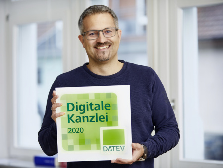 Gabriel Schätzle leitet (zusammen mit Sandra Guagliardo, nicht im Bild) die BGS Steuerberater PartG mbB mit Büros in Elzach und Waldkirch. BGS gehört zu den wenigen Steuerberatungen in Südbaden, die DATEV als "Digitalen Kanzlei" qualifiziert.
