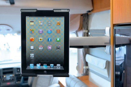 Zur Serie gehört eine hochwertige Option für Tablet-PCs: NOVUS SKY Tab. Eine variable, federunterstützende Klemmweite erlaubt die sichere Befestigung von Tablet-PCs unterschiedlichster Hersteller.