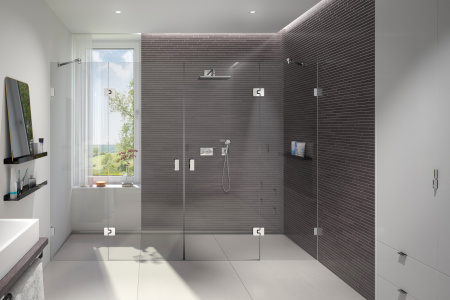 Modell 150 der Beschlagserie AUGUSTINA von glassdouche: Dusch-Nische mit zwei festen Seiten- und zwei Türgläsern, 8 mm starkes ESG, Gesamtbreite 270 cm, Türöffnung insgesamt 160 cm. Innenbündige Pendeltür-Beschläge mit Hebe-Senk-Funktion und Arretierung, hier mit Oberfläche Chrom glänzend.