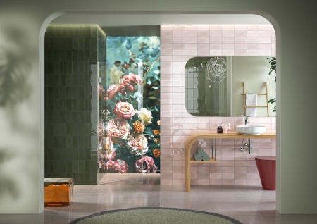 Als Duschabtrennung kommt eine Falttür der Serie JOSEPHINE von glassdouche zum Einsatz. Sie den breiten Zugang von 1,20 m Breite vollständig ab und steht geöffnet doch nicht im Weg.