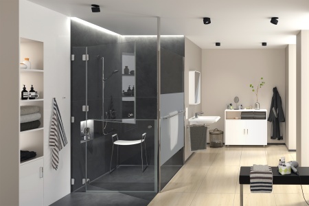 Die barrierefreie Duschkabine JOSEPHINE von glassdouche mit horizontal geteilter, nach außen öffnender Drehtür, ermöglicht Dusch-Assistenz ohne nass zu werden.