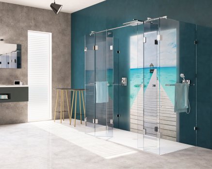 Ein Traumbad mit individueller Traumdusche von glassdouche: Design-Serie JOSEPHINE, Wand-Dusche mit zwei geraden, festen Seitengläsern, zwei schmalen, festen Frontgläsern und zwei Falttüren mit je zwei geraden Glaselementen; rückseitig eine Leuchtwand HELENE, Motiv Bluebeach.