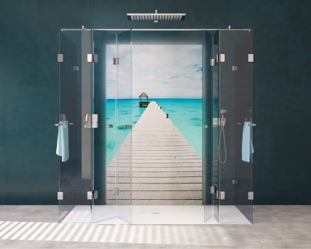 Ein Traumbad mit individueller Traumdusche von glassdouche: Design-Serie JOSEPHINE, Wand-Dusche mit zwei geraden, festen Seitengläsern, zwei schmalen, festen Frontgläsern und zwei Falttüren mit je zwei geraden Glaselementen; rückseitig eine Leuchtwand HELENE, Motiv Bluebeach.