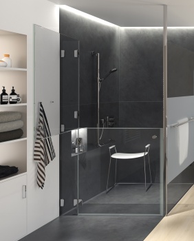 Geteilte Tür, doppelte Freude: Der obere Flügel bleibt beim Duschen geöffnet und ermöglicht Assistenz von außen; der untere Flügel wird ganz normal geschlossen und sorgt für trockenen Boden, trockene Füße und trockene Kleidung außerhalb der Duschkabine.