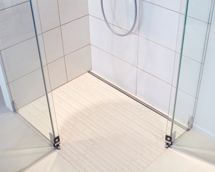 MARGARETHE von glassdouche: 8 mm starke Einscheiben-Sicherheitsgläser kombiniert mit innenseitig bündig verankerten Pendeltür-Beschlägen, inkl. Hebe-Senk-Funktion und automatischer Arretierung; die rahmenlosen Gläser in den Wunschmaßen; erhältlich als Dusch-Nische, Eck-, Viertelkreis-, Fünfeck-Duschen oder Raum-Dusche. 