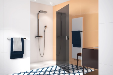 Als verlässlicher Trendsetter im Badbereich hat sich seit vielen Jahren glassdouche erwiesen – und schon lange vor der Ausrufung von "Peach Fuzz" ein modernes, stylisches Bad mit pfirsich-flaum-farben-gefliester Wand präsentiert.