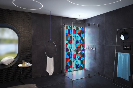 Ausgezeichnet mit dem Lifestyle Innovation Award 2022/23: Die Duschrückwand-Serie HELENE von glassdouche. Hier zu sehen mit dem Leuchtmotiv FineArt.