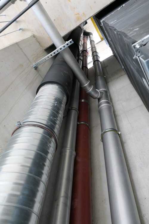 Das Rohrsystem basiert auf ACO Pipe Edelstahlrohren in den Dimensionen DN 100 bis DN 315. Die Entscheidung für Edelstahl V4A anstelle von verzinktem Stahl war insbesondere aufgrund der chemischen Belastung durch das Gründach erforderlich.