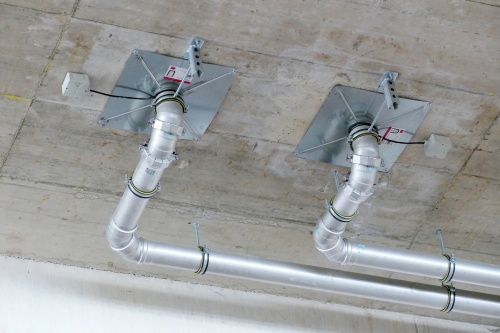 Vervollständigt wird die langlebige und widerstandsfähige Entwässerungslösung von ACO Haustechnik durch die Ausstattung mit einer Begleitheizung: sie verhindert das Einfrieren des Wassers in den Fallleitungen und sorgt für einen störungsfreien Betrieb auch bei frostigen Temperaturen.