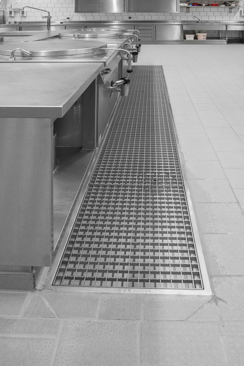 Insgesamt sind 8,4 Längenmeter der 500 mm breiten ACO Kastenrinne aus Edelstahl (Werkstoff 1.4301, geprüft gemäß DIN EN 1253‑1) verbaut.