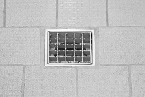 Den Anschluss an die Fallrohre bilden zwölf gemäß DIN EN 1253‑1 geprüfte Ablaufkörper ACO Variant-CR 218 (DN 100) aus Edelstahl.