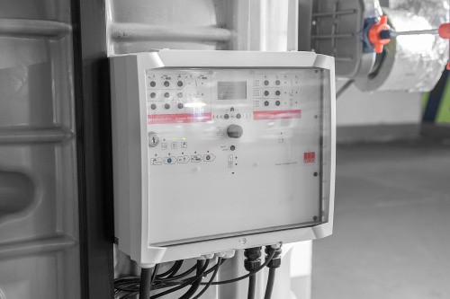 Das große Display der Gesamtanlagensteuerung für Fettabscheider und Hebeanlage.