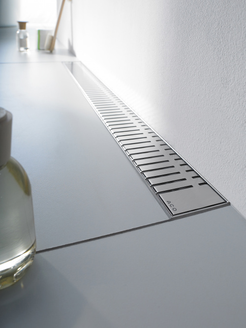 Große Auswahl: Das Programm von ACO Haustechnik umfasst vier Duschrinnen-Serien und zehn Designrost- Varianten aus Edelstahl. Hier zu sehen das Design Piano.