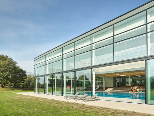Das zwischen 2015 und 2018 in zwei Bauabschnitten durch Rossman+Partner Architekten mbB modernisierte und erweitert Fächerbad in Karlsruhe.