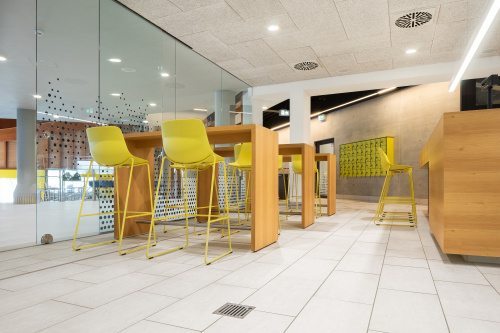 Brandschutzgeprüfte, mit Edelstahlabdeckungen ausgestattete Bodenabläufe ACO Passavant aus Gusseisen im Bereich der Umkleidekabinen. 