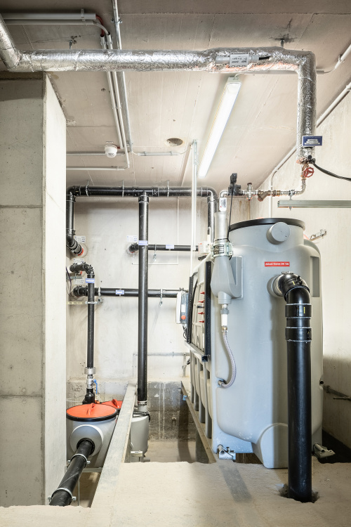 Ein Fettabscheider vom Typ ACO Haustechnik LipuJet-P-OAP NS 4 sowie eine Hebeanlage Muli Duo bewerkstelligen die vorschriftsmäßige Zuleitung der Abwässer in die Kanalisation. 