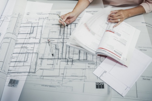 Fehler in der Dachentwässerung entstehen an unterschiedlichen Stellen. Nicht alle haben die gleiche Tragweite, und nicht jeder lässt sich noch ohne Weiteres korrigieren. Entscheidend sind frühzeitige Erkennung und richtige Einordnung.