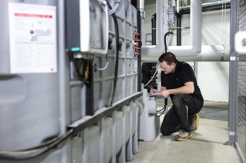 DIN EN 1825 und DIN 4040-100 empfehlen, Fettabscheider in Intervallen von maximal vier Wochen zu entleeren, zu reinigen und wieder zu befüllen, sofern sie korrekt ausgelegt und betrieben werden.