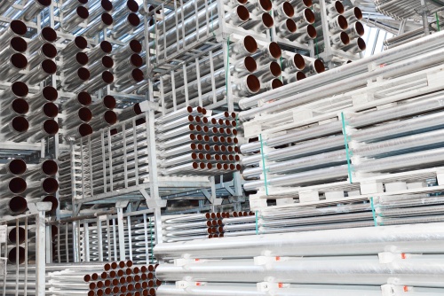 Das ACO GM-X Rohrleitungssystem aus verzinktem Stahl erfüllt die bauplanungsrechtlichen Anforderungen an die nicht brennbare Gebäudeentwässerung. Eine Vielzahl an Formteilen und Verbindern ermöglicht die sichere, normgerechte und montagefreundliche Anbindung an die Dachentwässerung.