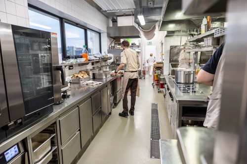 ACO Haustechnik bietet Entwässerungsrinnen aus Edelstahl, die sich projektspezifisch an Geometrie, Belastung und Einbausituation anpassen lassen.