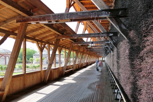 Die beiden Gradierwände wurden samt Fundamenten und Solewannen komplett neu aufgebaut. Nach rund eineinhalb Jahren Bauzeit fließt dort die Sole wieder über frisches Schwarzdornreisig und ermöglicht den Kurgästen das gesundheitsförderliche Inhalieren von Salz.