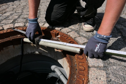 Fettabscheider ACO LipuMax-P-DA: Einstellung des Fettschichtdickenmessstabs durch einen ACO Servicetechniker.