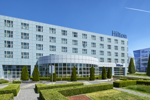 Das Hilton Munich Airport, mittig zwischen Terminal 1 und 2 des Flughafens gelegen, ist ein Werk des deutschen Stararchitekten Helmut Jahn.