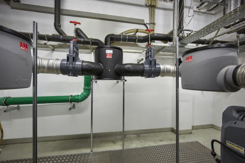 Die nach DIN EN 1825-1, DIN EN 1825-2 und DIN 4040-100 geforderte Verrohrung von Fettabscheidern aus fettsäurebeständigen Werkstoffen erfüllte ACO Haustechnik mit dem Edelstahlrohr ACO Pipe.