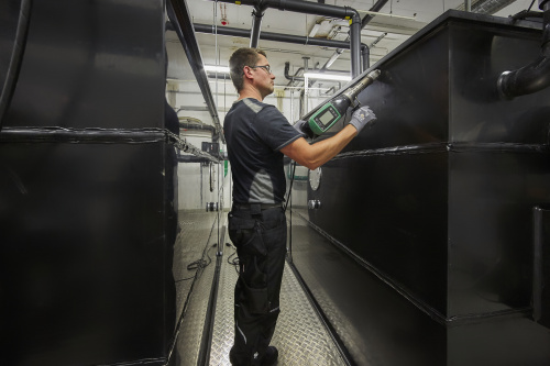  Die beengten Gegebenheiten erforderten eine spezifische Anpassung der Behältermaße, eine Anlieferung in insgesamt 16 Teilstücken sowie deren Verschweißung vor Ort.