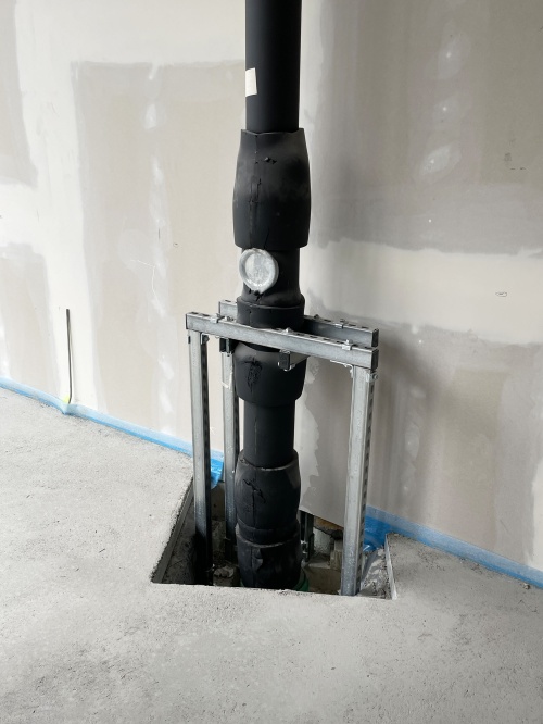 Das vollgefüllte Entwässerungssystem erzeugt in der Fallleitung einen Unterdruck, der den schnellen und kontrollierten Abfluss des Regenwassers gewährleistet und somit eine effiziente Entwässerung der befestigten Flächen sicherstellt.