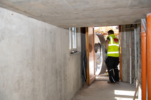 Das Runde (der Fettabscheider) muss ins Eckige: Die nur 80 cm breite Tür auf dem Weg zum Aufstellungsort.