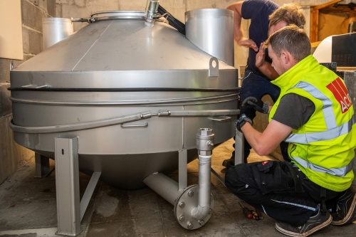 Die beengten Gegebenheiten erforderten den Zusammenbau der einzelnen Anlagen-Komponenten vor Ort.