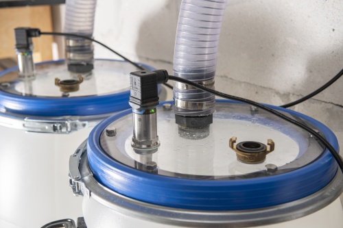 Die 60-l-Sammel- und Reserve-Fässer im Erdgeschoss, ausgestattet mit Sensoren zur Füllstandüberwachung.